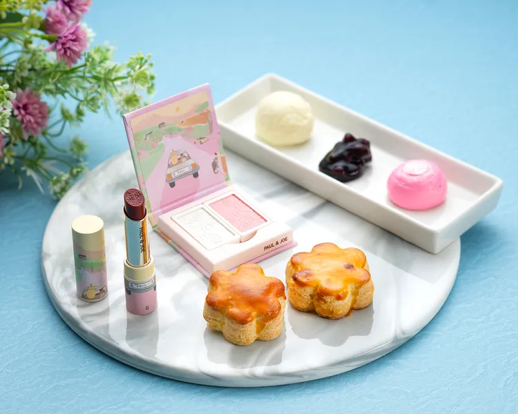 「香草與橙花雙味司康」獻給「巴黎時尚糖果腮紅餅」，特將司康製成粉撲造型。融入品牌經典橙花精露與香草風味，佐以藍莓薰衣草瑞可塔起司，入口盡是普羅旺斯花園般的浪漫氣息。台北遠東香格里拉提供