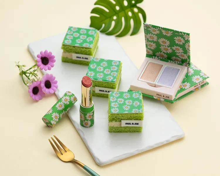 「菊香開心果慕斯蛋糕」復刻品牌春季限量的「雛菊花園」圖騰，以乾燥菊花慕斯搭配濃郁開心果蛋糕。口感輕盈優雅，是演繹品牌法式美學的經典之作。台北遠東香格里拉提供