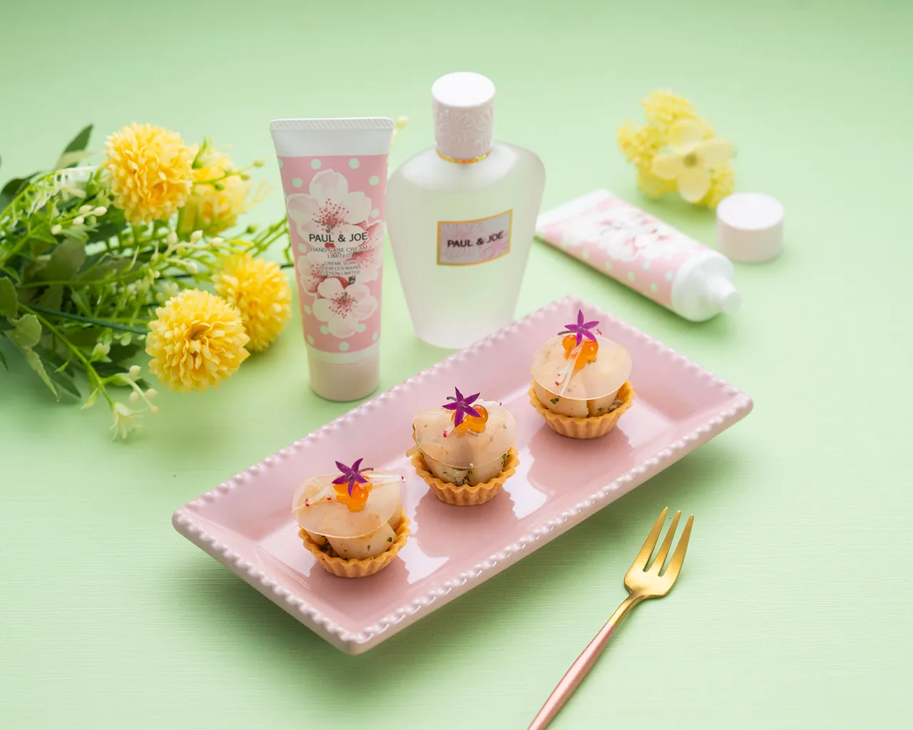 「蒜香干貝蘑菇覆鮭魚卵柚子櫻花凍」呼應「粉紅櫻花系列」的柔和浪漫氛圍，以晶透櫻花柚子凍覆蓋微炙干貝與鮭魚卵。入口柚香與海味交織，細膩詮釋法式春日餐桌風景。台北遠東香格里拉提供