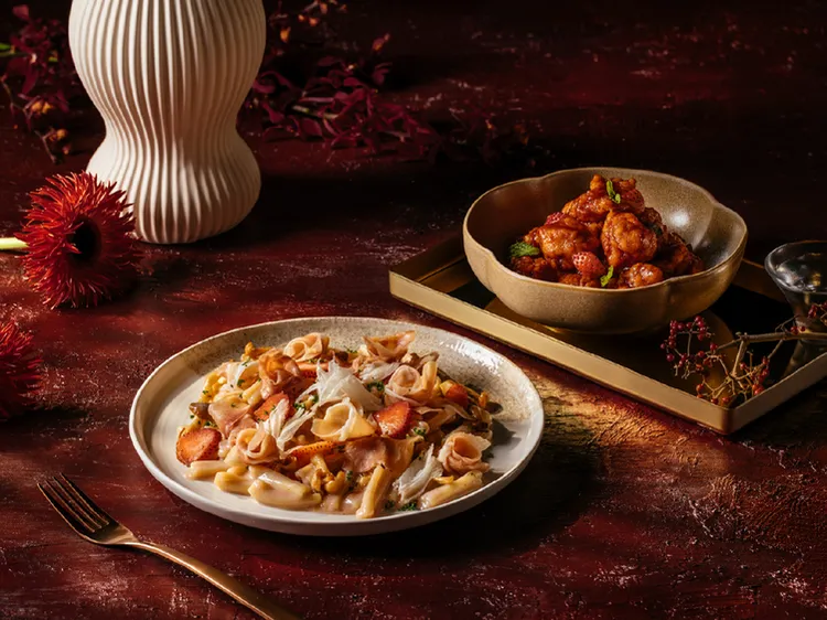 炙境「草莓松露火腿牛肝菌麻花捲麵」以松露奶香與草莓微酸交織，打造濃厚而優雅的義式風味。煙波國際觀光集團提供