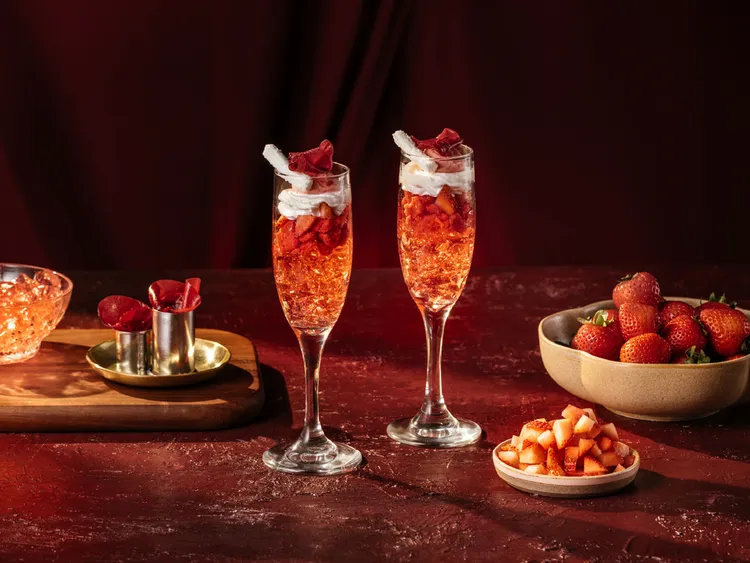 「紅睡蓮莓果帕菲杯」融合草莓晶凍、佛手柑草莓冰淇淋與香緹，堆疊出層層光影結構，極具藝術張力。煙波國際觀光集團提供