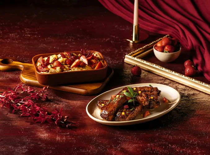 炙曦「爐烤香草豬肋排佐草莓多蜜醬」將焦香與果香層層堆疊，呈現炙烤料理的濃郁魅力。煙波國際觀光集團提供