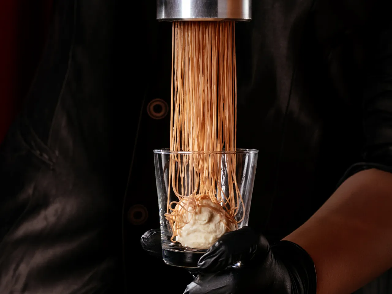 綿密栗子泥搭配草莓酸香，「草莓栗香蒙布朗」呈現清新又層次鮮明的冬日甜味。煙波國際觀光集團提供