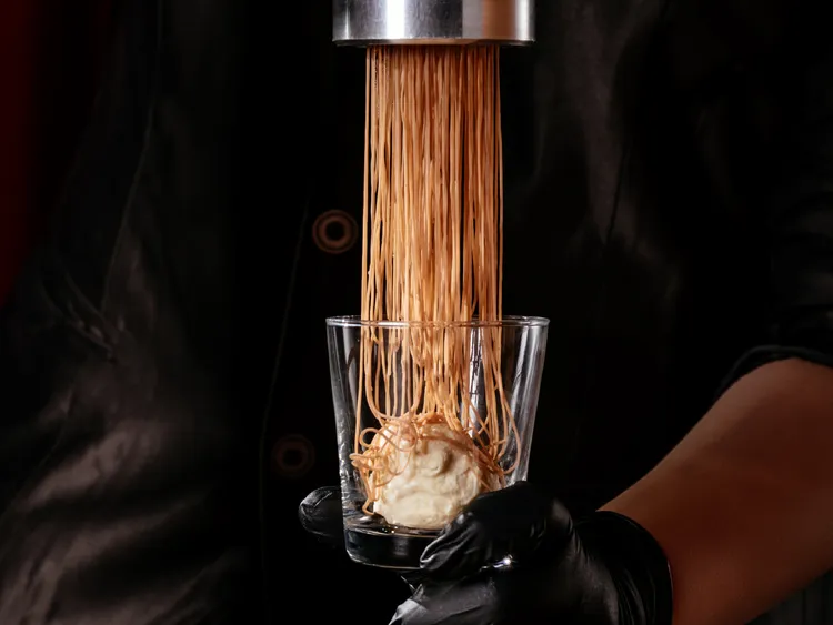 綿密栗子泥搭配草莓酸香，「草莓栗香蒙布朗」呈現清新又層次鮮明的冬日甜味。煙波國際觀光集團提供