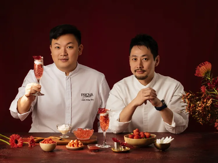 「紅睡蓮莓果帕菲杯」由台灣之光甜點冠軍主廚陳星緯(左)與陳謙璿(右)聯手打造，以印象派名作《紅睡蓮》為靈感，呈現草莓與佛手柑交織的細緻層次。煙波國際觀光集團提供