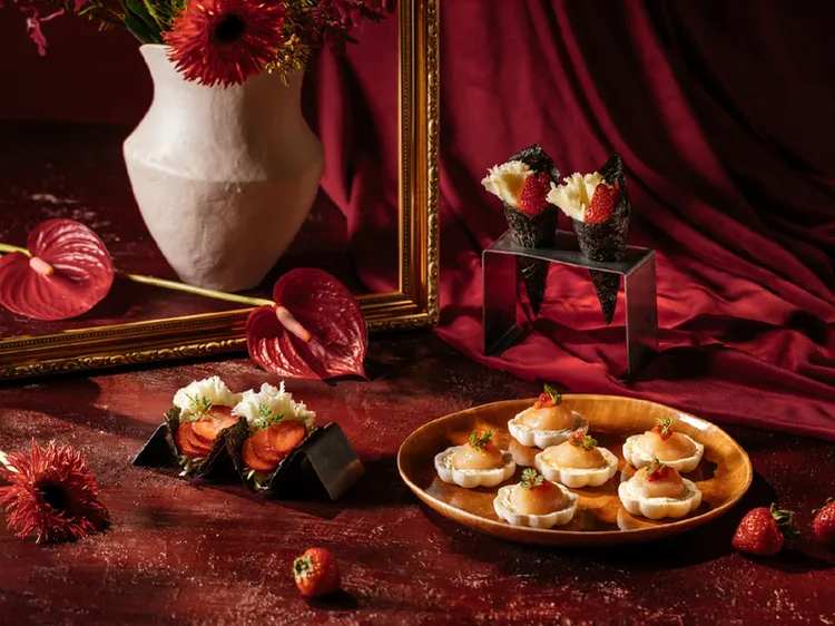 鮨影「草莓干貝莎莎最中餅」以清爽草莓酸韻結合海味，創作出日式精緻風格的細膩前菜。煙波國際觀光集團提供