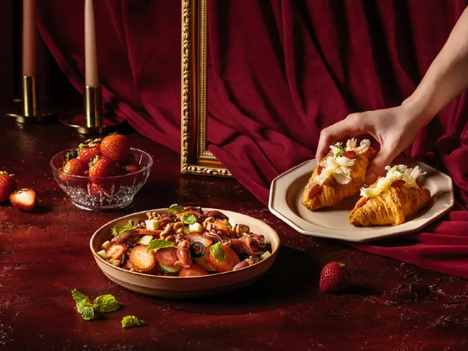 綠宴「兵庫螢烏賊草莓沙拉」以海味清甜與莓果香氣組成對比，展現自然輕盈的季節感。煙波國際觀光集團提供