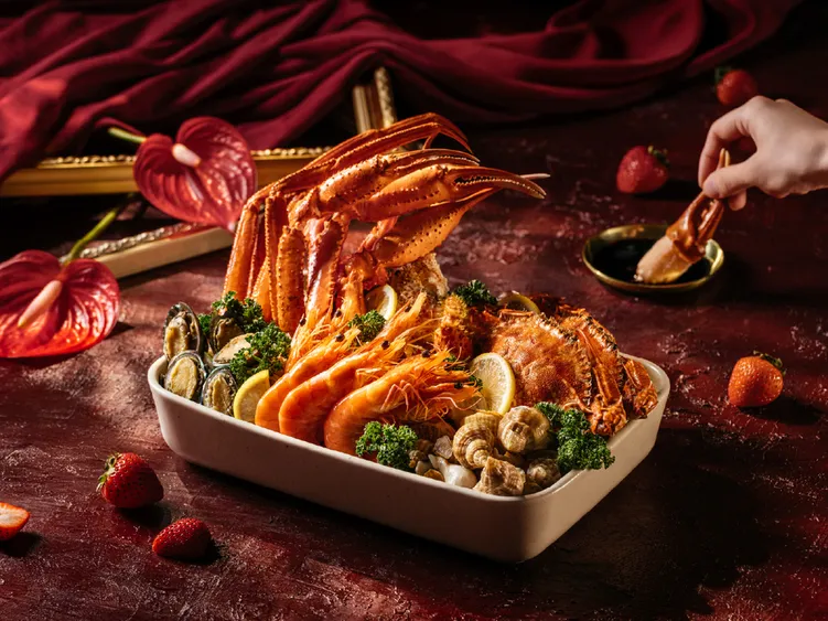 潮韻松葉蟹搭配「草莓風味巴薩米克醋膏」呈現酸香開場，勾勒鮮明的草莓味覺序曲。煙波國際觀光集團提供