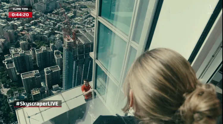 霍諾德的妻子桑妮特地靠近落地窗邊，以眼神與手勢為丈夫加油打氣。擷自Netflix