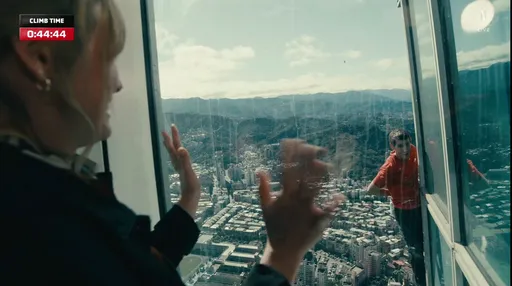 深情應援！霍諾德徒手攀登101　與愛妻隔窗相望