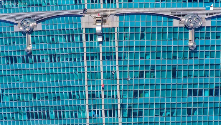 台北市象山的鏡頭君也以4k即時影像紀錄下Honnold攀登的過程。台北觀光即時影像YT