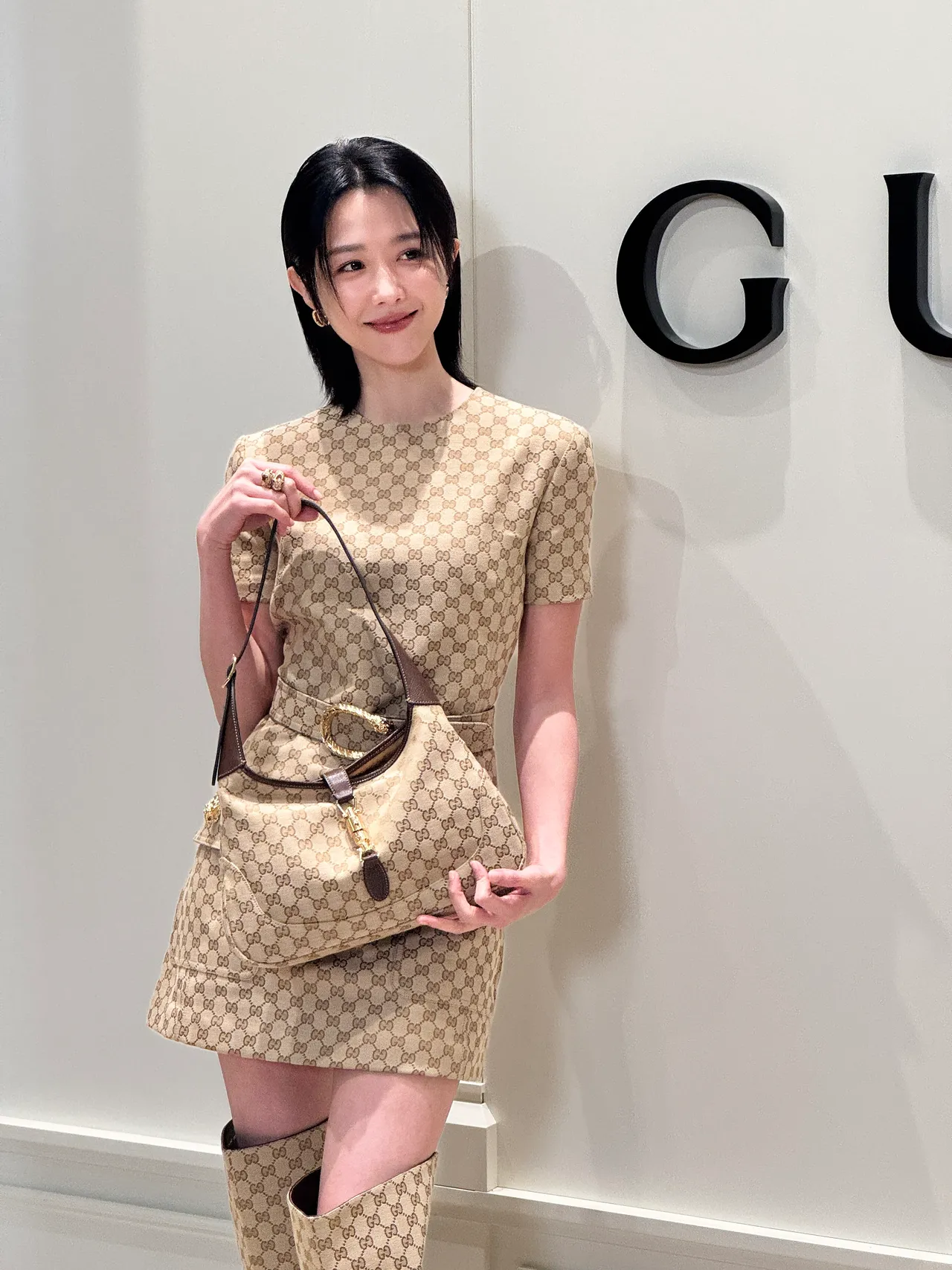 邵雨薇手拎Jackie包。张家玲摄