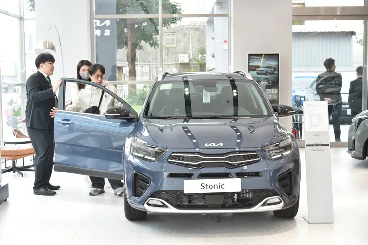 全台首場「Kia Select原廠精選中古車展」吸引超過百位貴賓到場，並創下當日展車近半數25台車輛售出的亮眼成績。業者提供