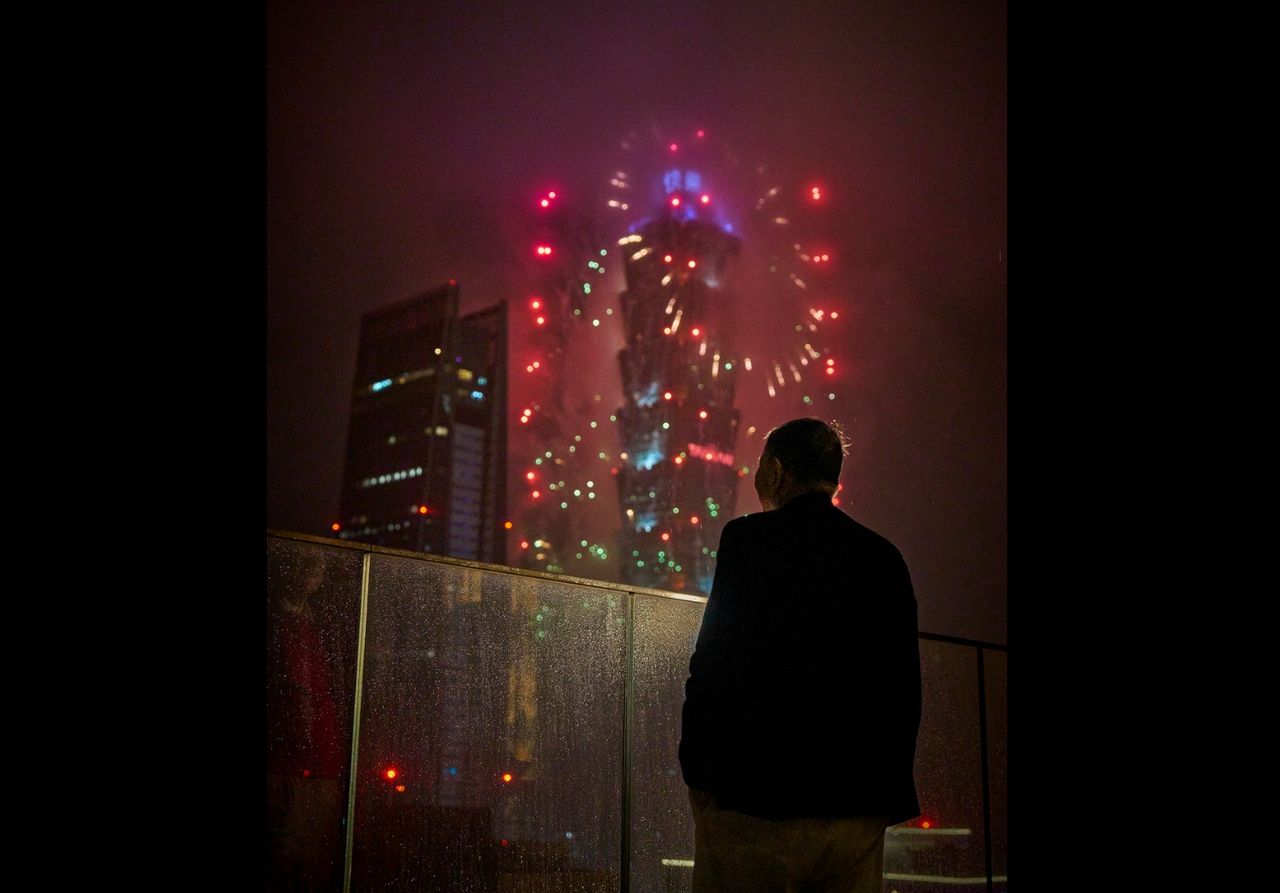 沈慶京跨年夜賞101煙火 感悟「我學會在風暴中看風景」