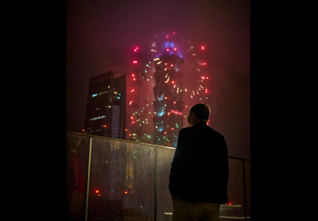 沈庆京跨年夜赏101烟火　感悟「我学会在风暴中看风景」