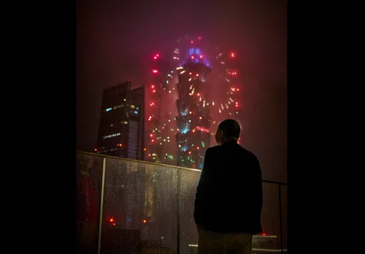 沈慶京跨年夜觀煙火　感悟「這一年半，我學會了在風暴中看風景」