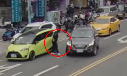 抢停车位！新北2男当街互殴「马路当摔角场」　双挂彩送医还揹上伤害罪