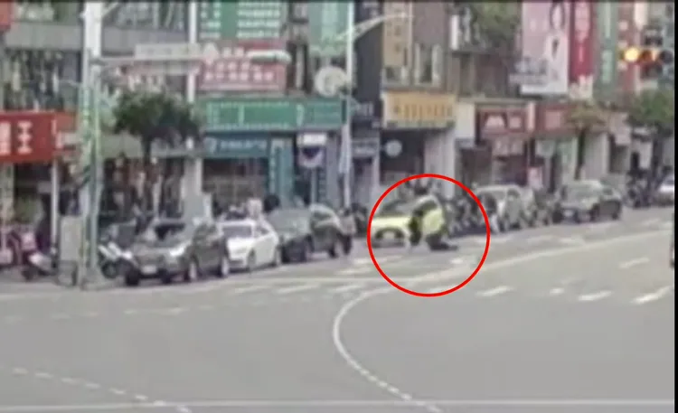 兩名車主當街大打出手，一路打到道路中央，場面驚險。翻攝畫面
