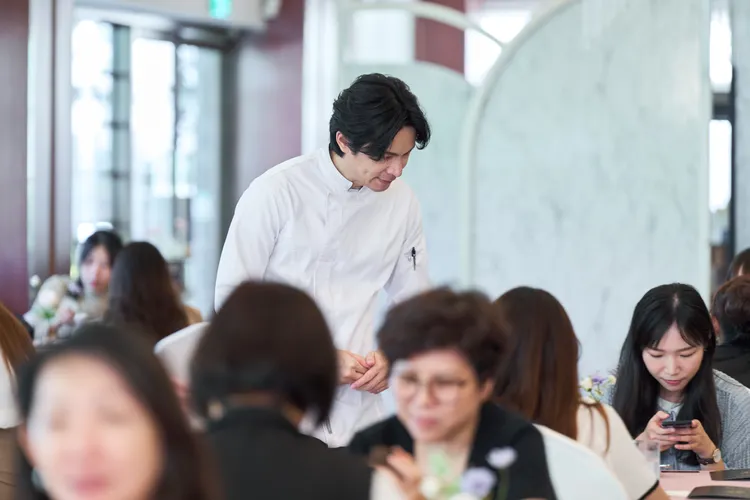 姚淳耀因閱讀座位表吃力而頻頻出錯，壓力爆表。華視提供