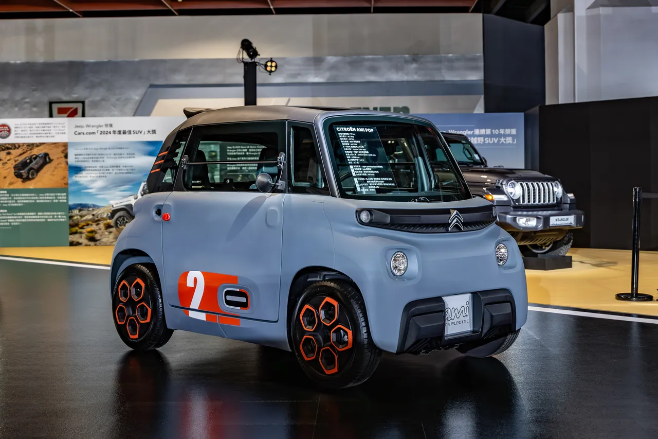展区内，多款车型成为现场讨论焦点，其中CITROËN AMI 则以小巧造型与不同于传统汽车的移动概念，吸引大量民众驻足。业者提供