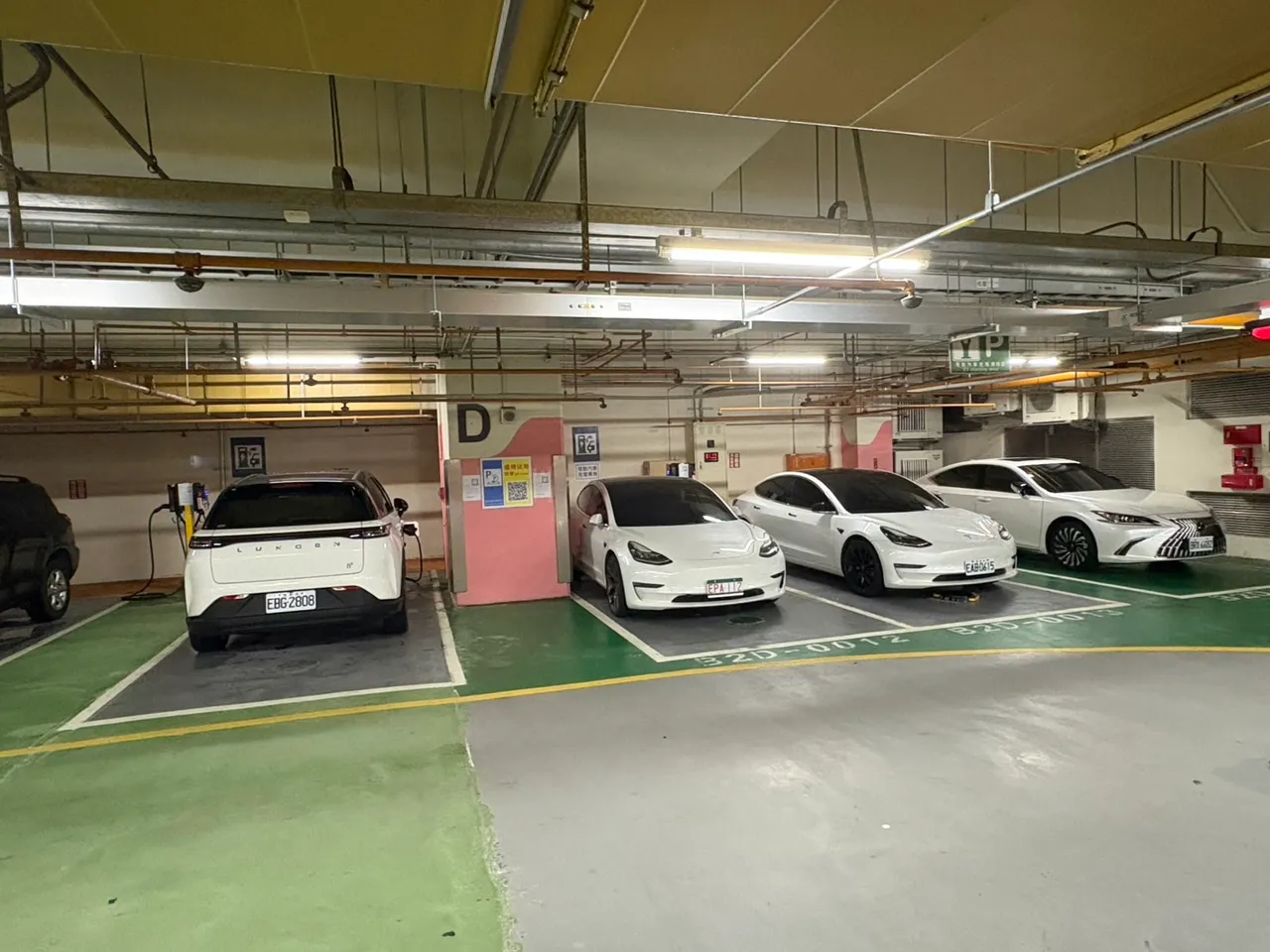 第二航廈P3、P4停車場充電車位，於2月2日啟用收費。桃園機場提供