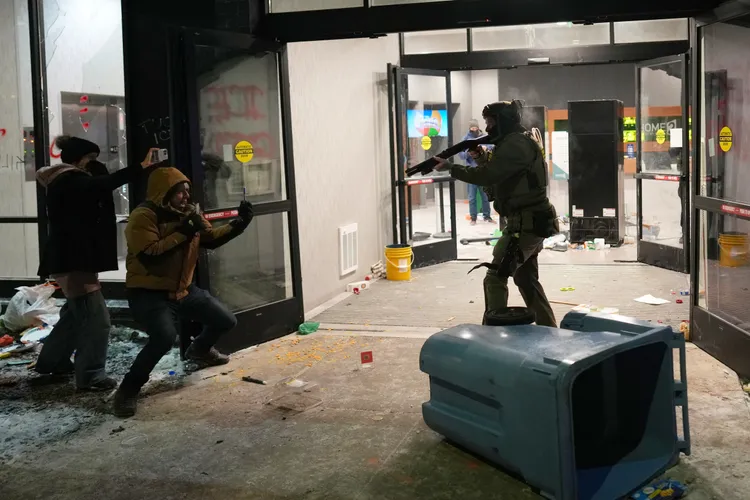 雙方一觸即發。美聯社