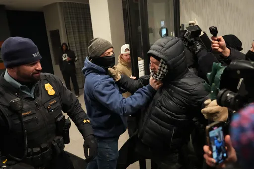 明州抗議者集結ICE幹員下榻飯店對峙　川普派邊境沙皇危機處理