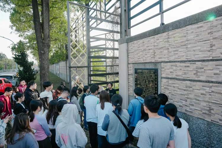 王敏玲在防爆牆前談到，由於大社工業區降編遲遲未定，居民不堪廠區臭味困擾，歷時多年爭取才裝設氣體檢測儀。翻攝畫面