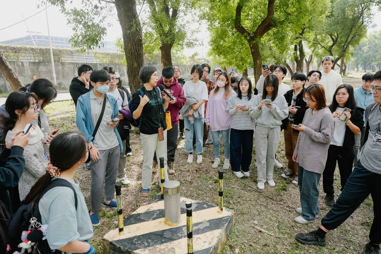 王敏玲解說，工業綠帶地上插著許多圓柱狀的監測孔，是為「保護」後勁居民的。翻攝畫面