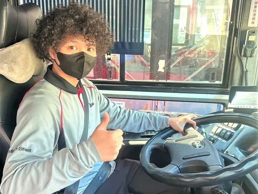 癮君子上公車「吐最後1口菸」　駕駛「1句話」讓他尷尬下車