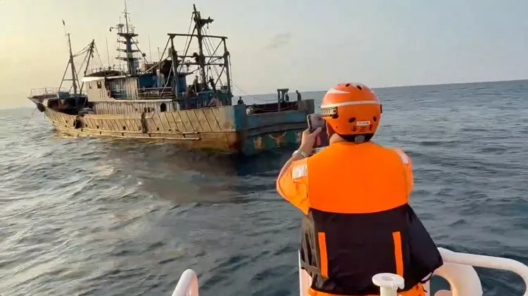 海巡人員於案發後登檢「閩」船，將船長吳男帶回偵辦。翻攝畫面