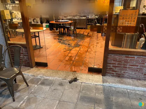 鶯歌餃子館疑消費糾紛遭潑汙水穢物　惡男提桶犯案不到1分鐘逃離