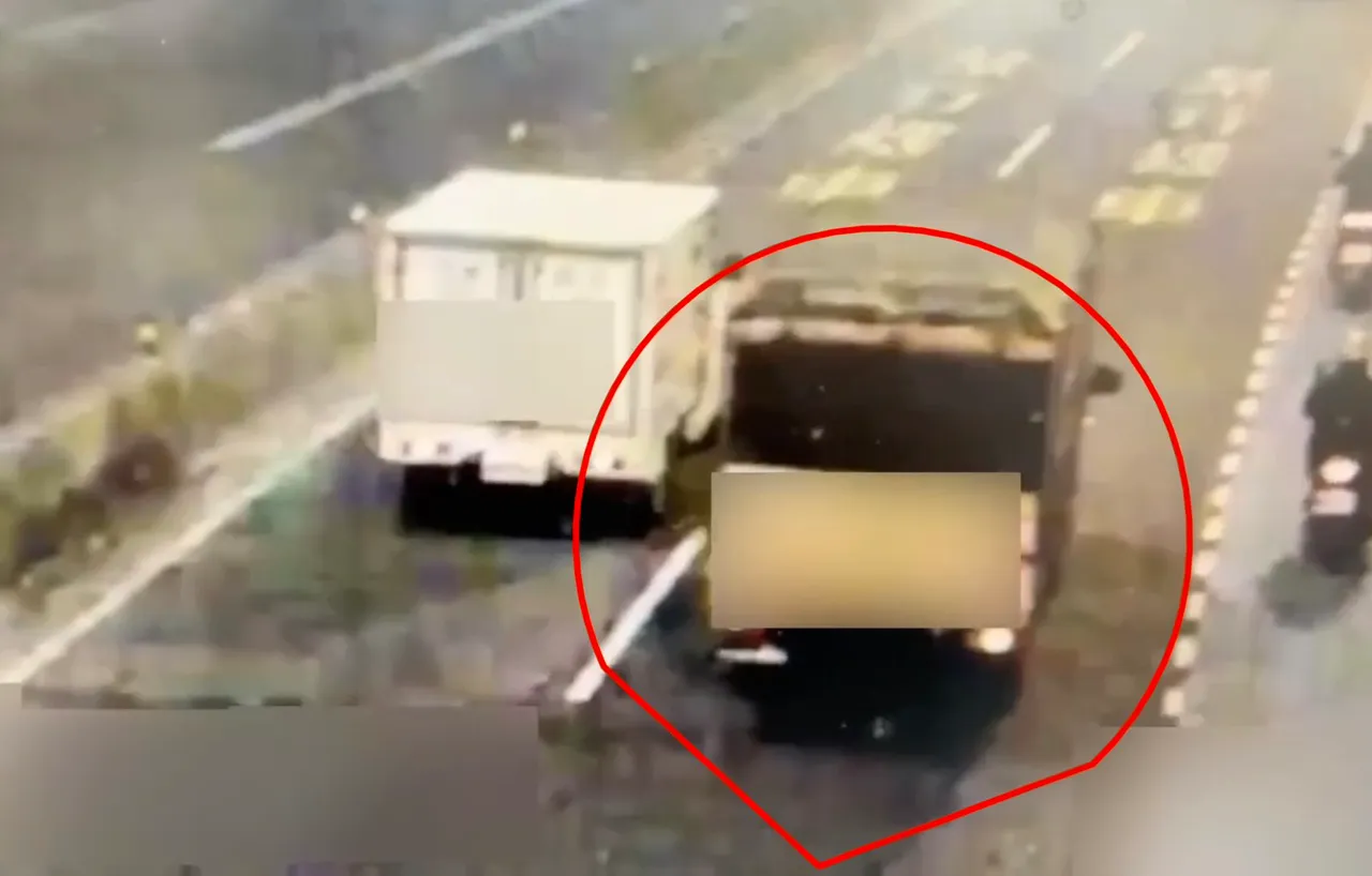 嫌犯跳上接應的小貨車逃逸。翻攝畫面