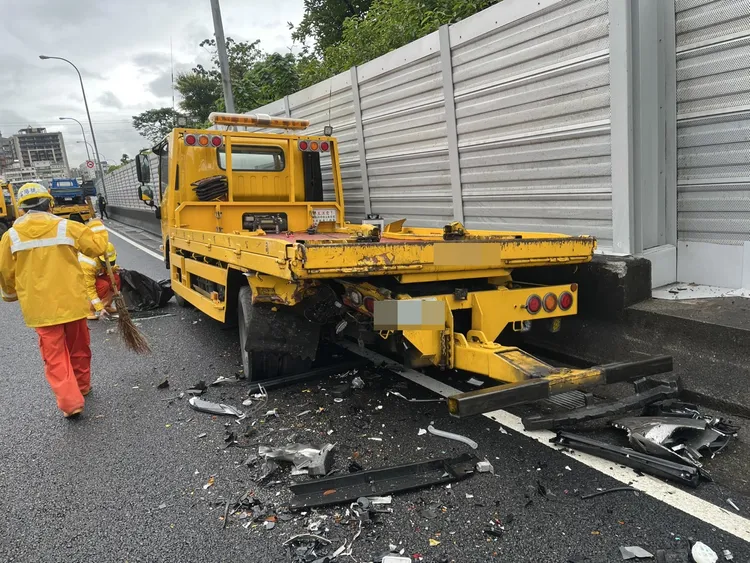 拖吊車也遭追撞。翻攝畫面