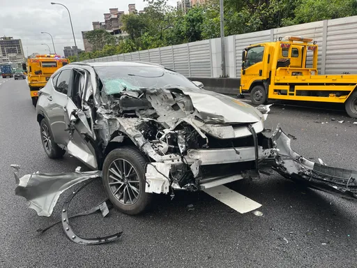 國1南12.7K汐止段故障車遭追撞　拖吊車也遭殃！1人送醫