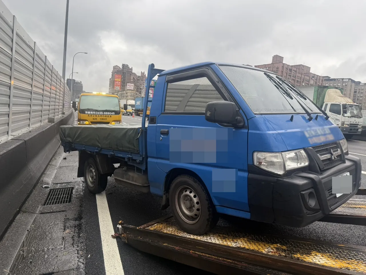 故障小貨車。翻攝畫面