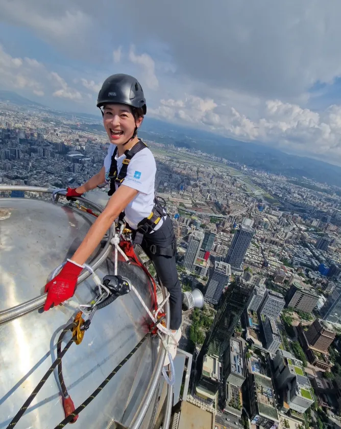 賈永婕親自挑戰攀爬101，勇氣可佳。翻攝賈永婕臉書