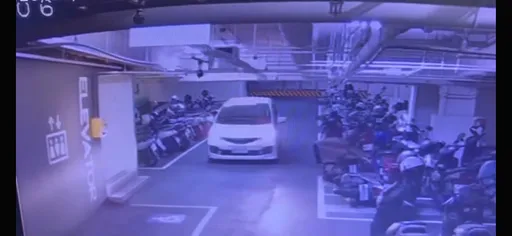 看不懂！女驾驶神操作　撞倒2机车「扶起换倒另一侧」跑了