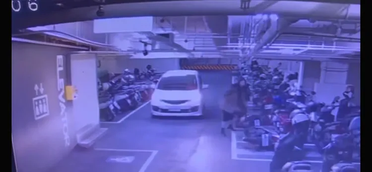 吳女扶起其中1輛機車卻放倒至另1邊，令網友驚呼「這什麼神操作？」。翻攝Threads