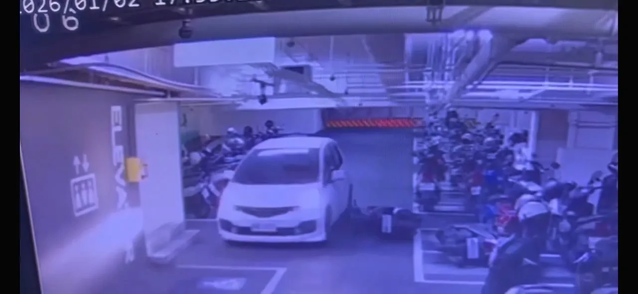 吴女倒车时撞倒2辆机车。翻摄Threads