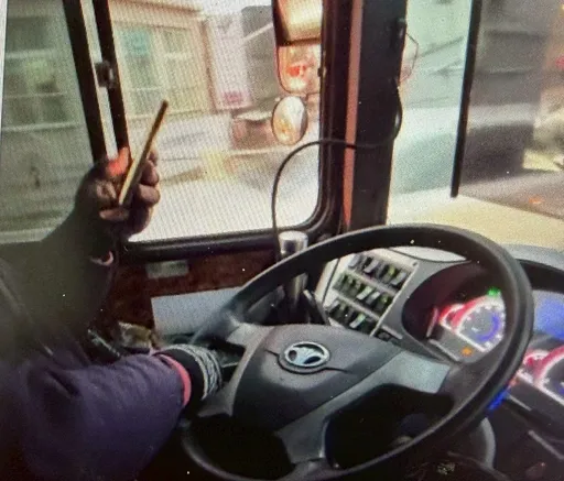 公车司机边开车边滑手机　警方：依法可处3千元罚锾