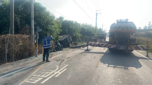 大貨車載運怪手過彎掉落！壓到對向機車　騎士傷重不治