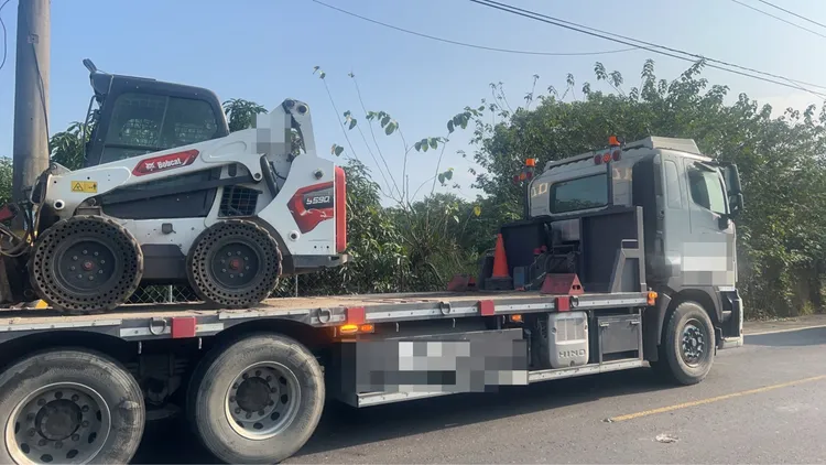 大貨車載運怪手過彎掉落，壓到對向機車，造成騎士傷重不治。翻攝畫面