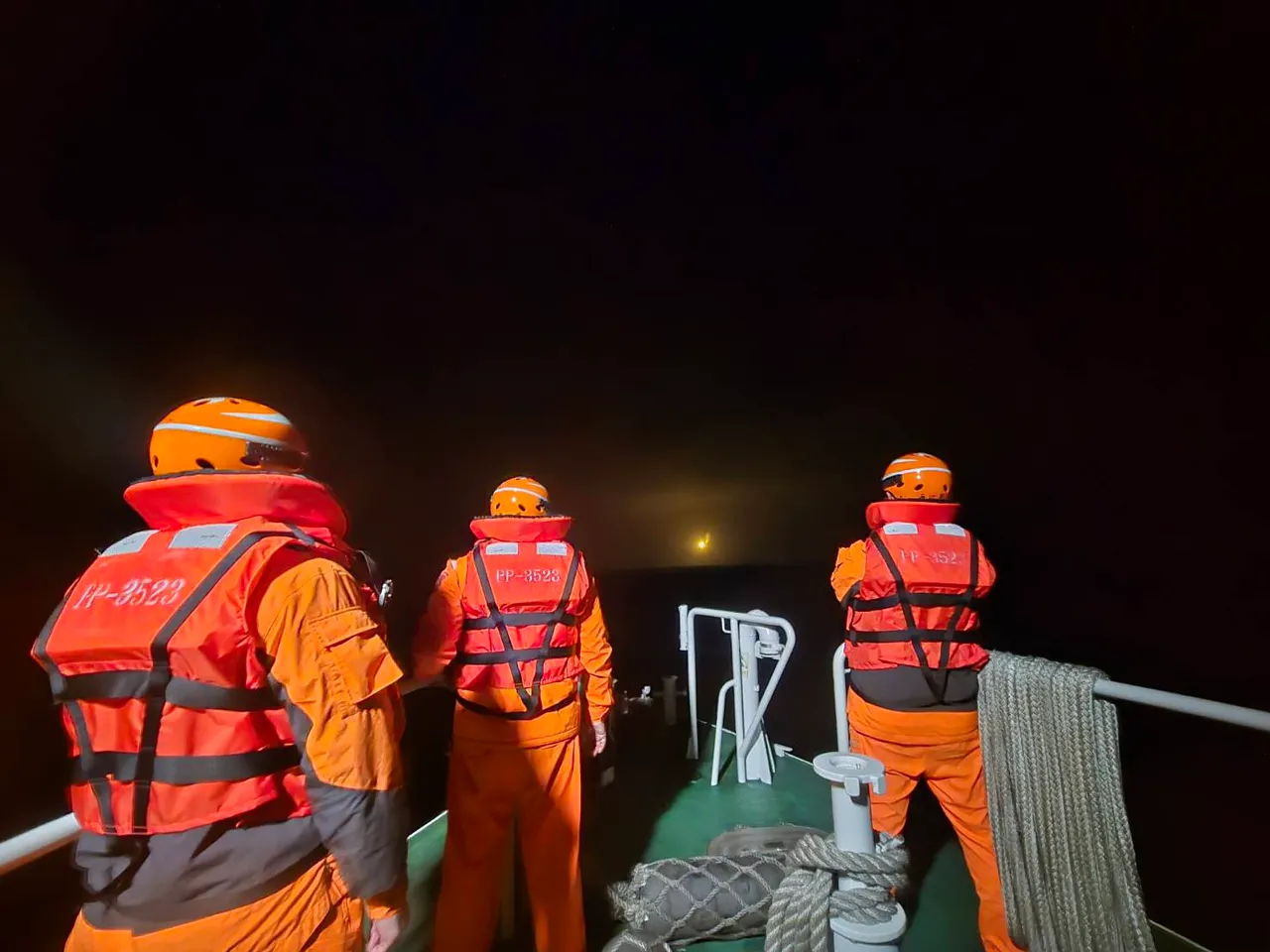 海巡人员搜救中。翻摄画面