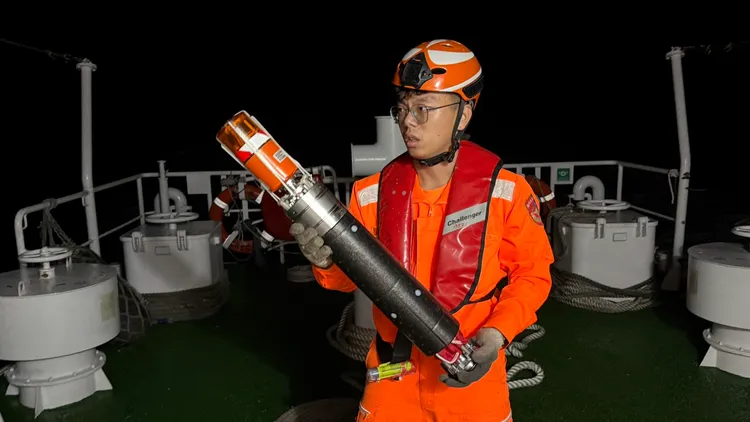 海巡人員搜救中。翻攝畫面