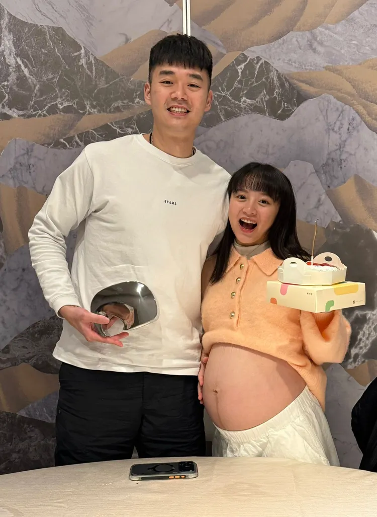 十元露出孕肚。  翻攝王齊麟FB