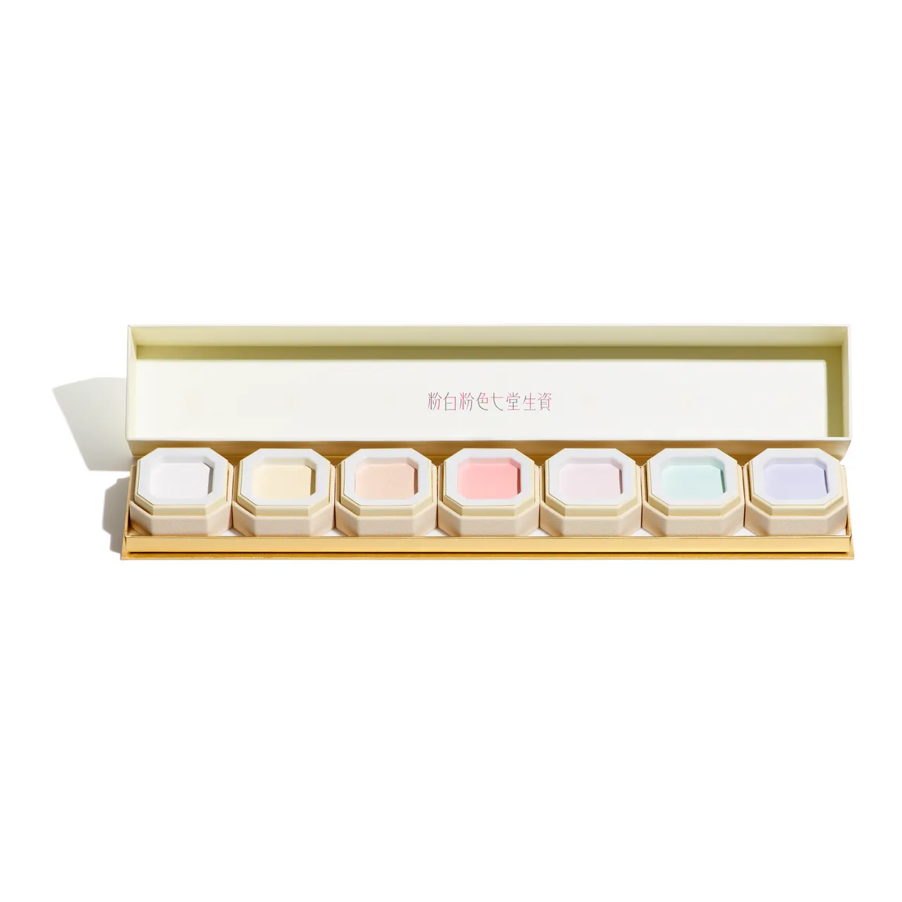 資生堂2017年推出的時尚色繪七色蜜粉（百年紀念款）。品牌提供
