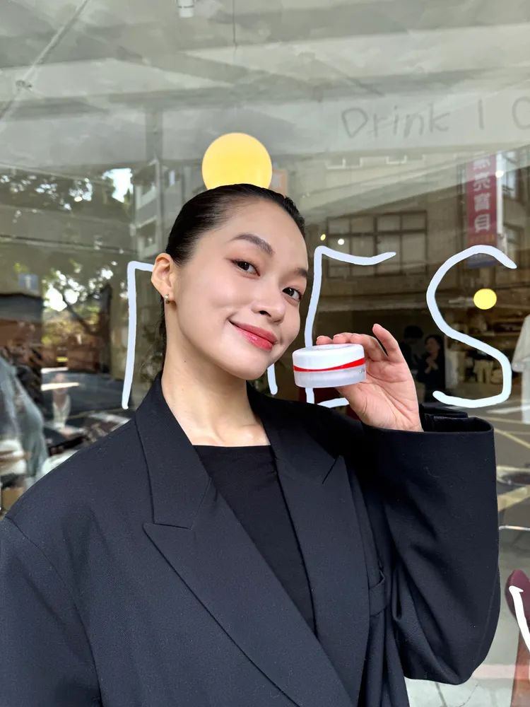 Model示範資生堂超聚光持光蜜粉。張家玲攝