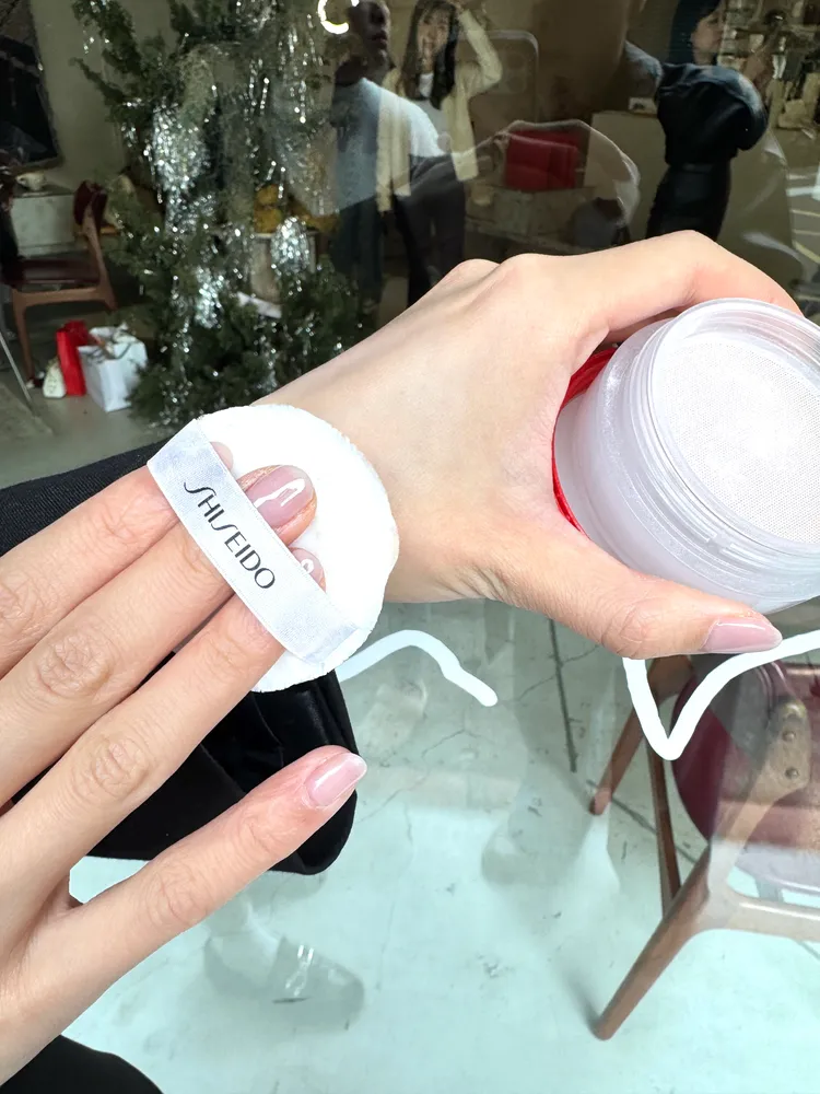 粉體中加入專利研發的「玻尿酸持光粉末」。張家玲攝