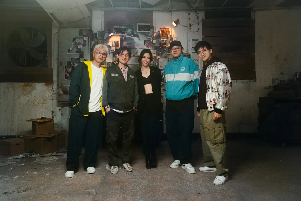 冰球乐团新MV邀来聿安（中）担纲女主角。何乐音乐提供